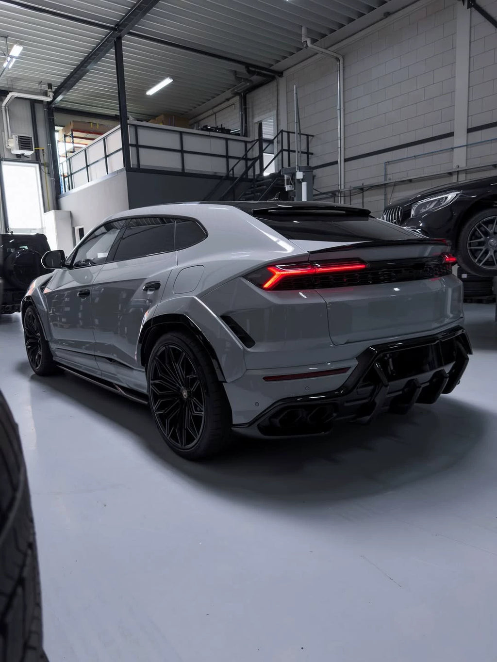 Lamborghini Urus SE U-Style Dry Carbon Fiber Aero Kit – Front Lip, Side Skirts, Wheel Arches, Hood & More