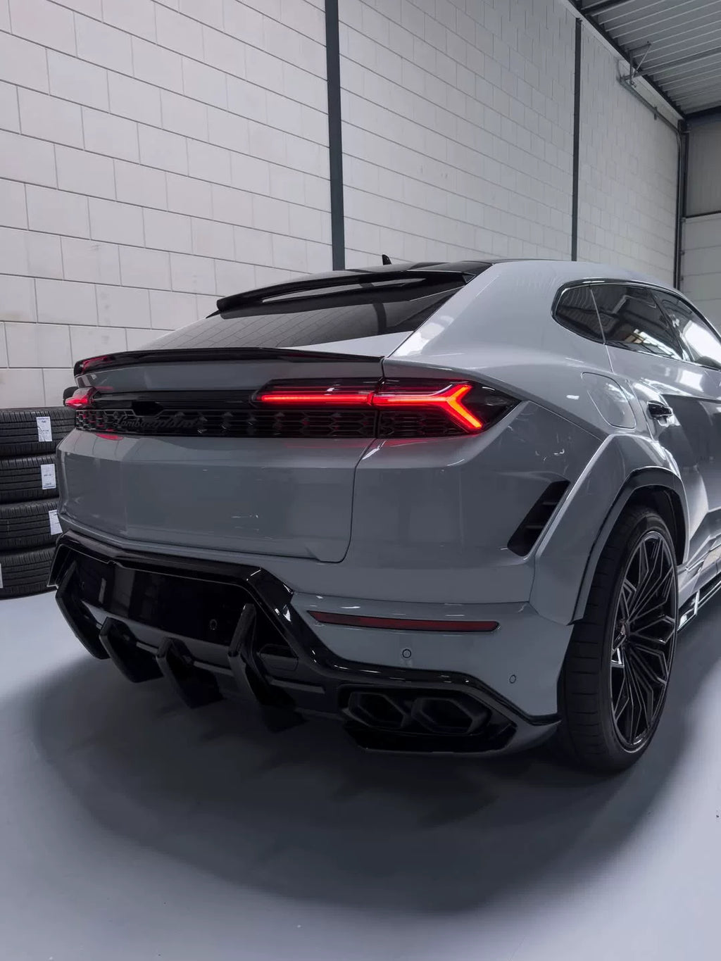 Lamborghini Urus SE U-Style Dry Carbon Fiber Aero Kit – Front Lip, Side Skirts, Wheel Arches, Hood & More