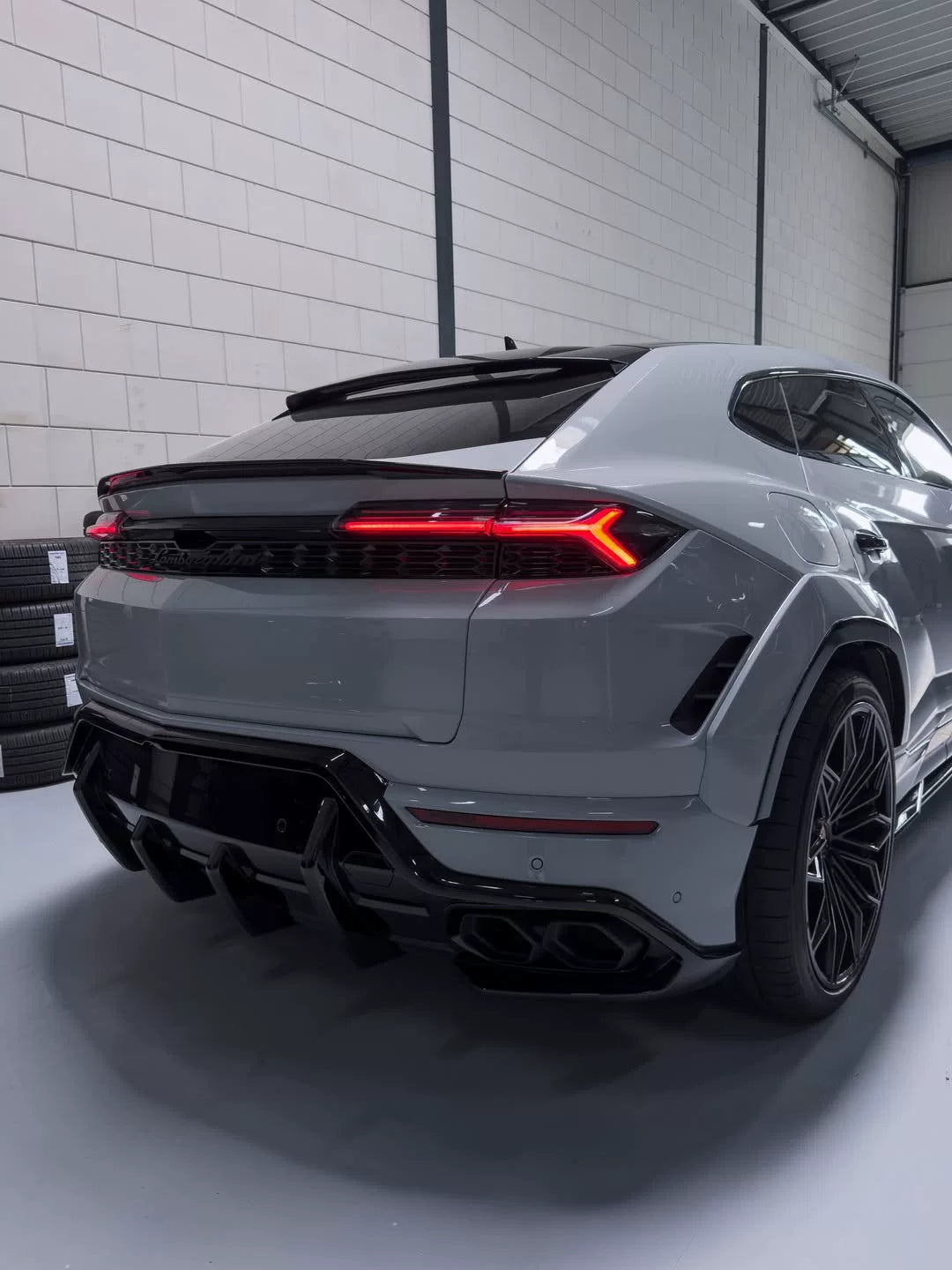 Lamborghini Urus SE U-Style Dry Carbon Fiber Aero Kit – Front Lip, Side Skirts, Wheel Arches, Hood & More