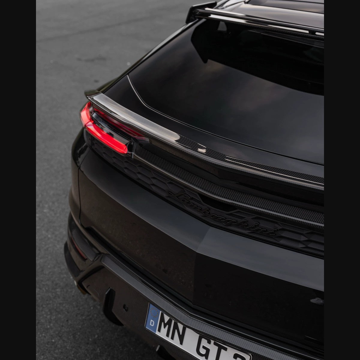 Lamborghini Urus SE N-Style Dry Carbon Fiber Aero Kit – Front Lip / Side Skirts / Rear Lip / Wheel Arches / Hood